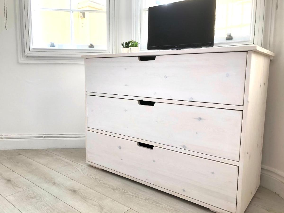 *Beachfront*- Stylish, Spacious +Private Courtyard Hove Buitenkant foto